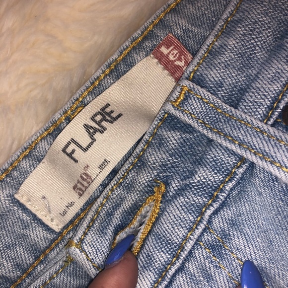 Light blue distressed Levi’s - Picture 2 of 3